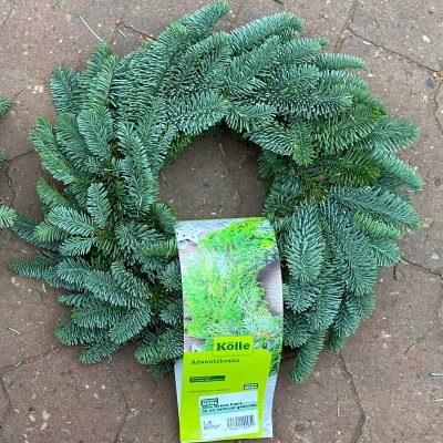 Adventskranz, Nobilistanne, halbrund gebunden, ca. 30 cm Ø Adventskranz, Nobilistanne, halbrund gebunden, ca. 30 cm Ø