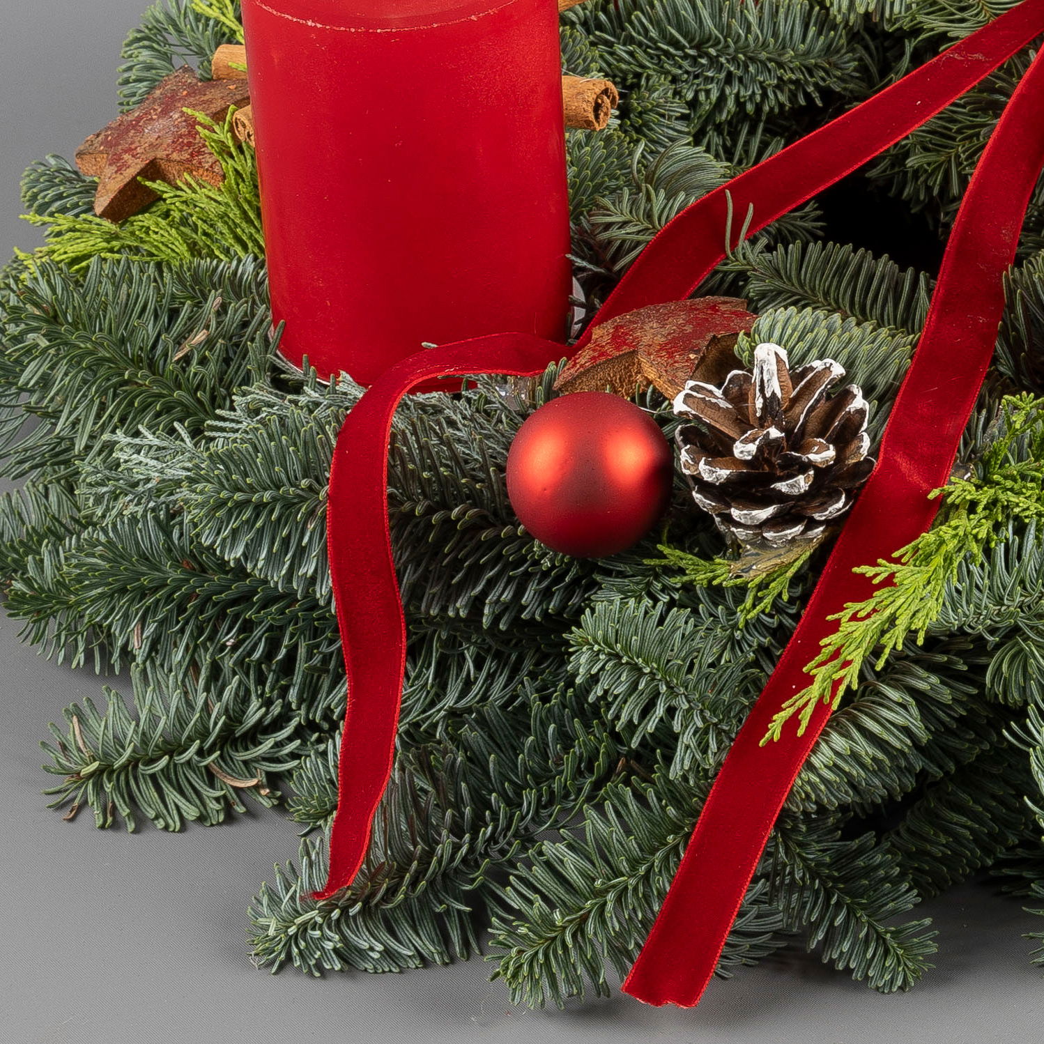 Dekorierter Adventskranz mit Kerzen in Rubinrot, Mix-Grün, ca. 35 cm Ø