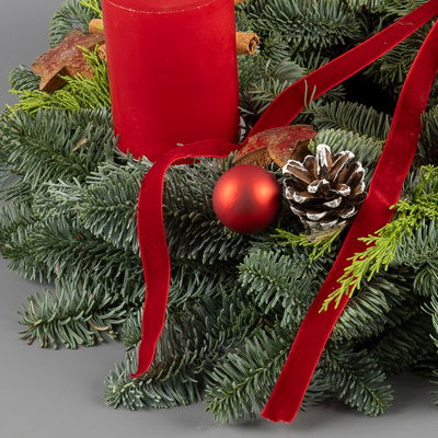 Dekorierter Adventskranz mit Kerzen in Rubinrot, Mix-Grün, ca. 35 cm Ø