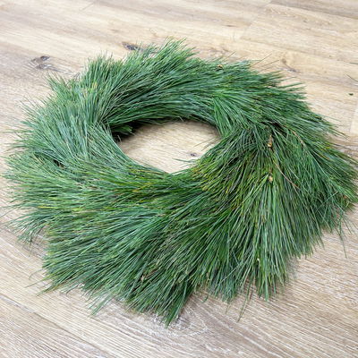 Seidenkiefer-Kranz, halbrund gebunden, ca. 30 cm Ø Seidenkiefer-Kranz, halbrund gebunden, ca. 30 cm Ø