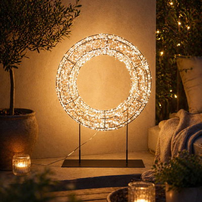 LED Kranz auf Standfuß, 6000 warmweiße LEDs, ca. Ø 75 x H 95 cm LED Kranz auf Standfuß, 6000 warmweiße LEDs, ca. Ø 75 x H 95 cm