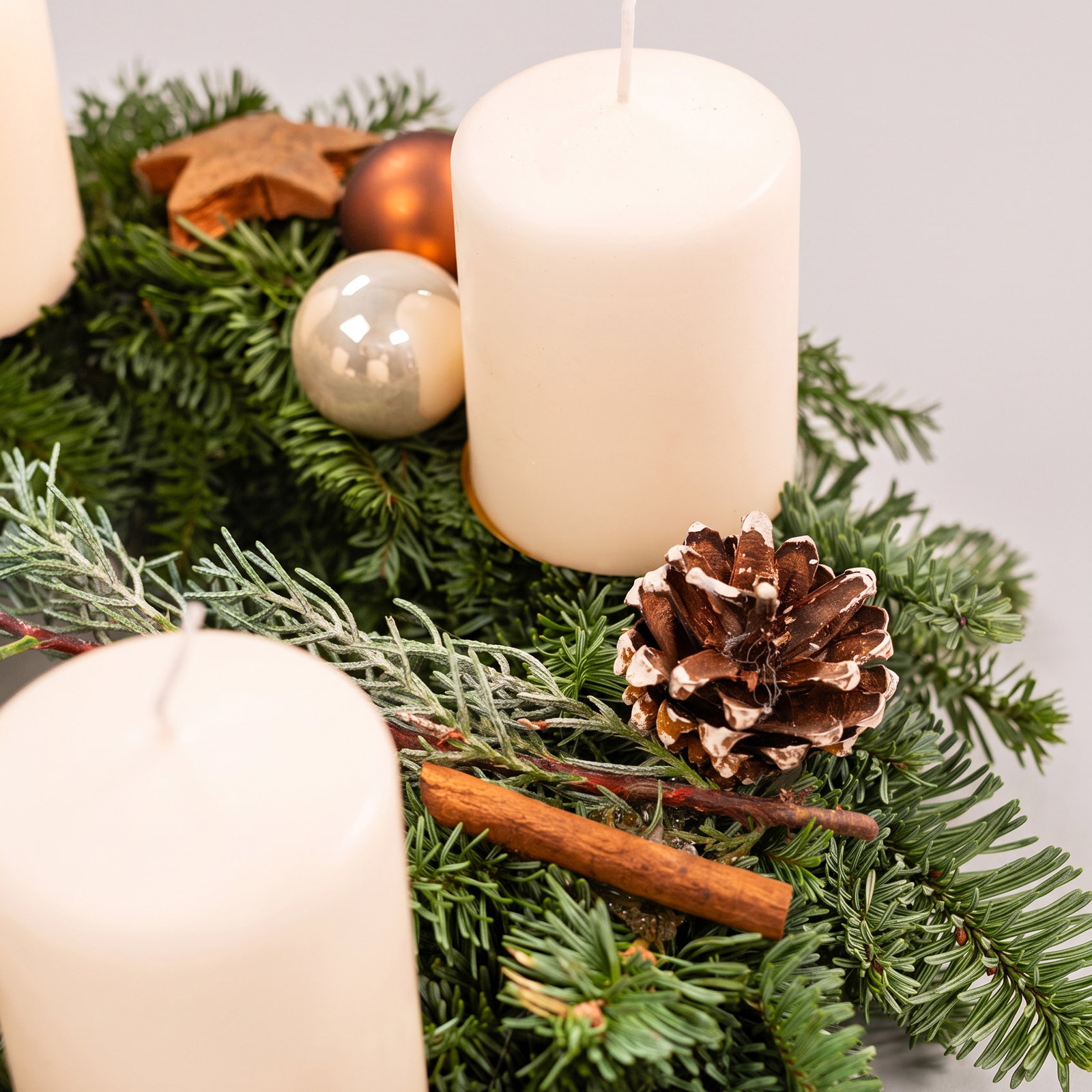 Dekorierter Adventskranz mit Stumpenkerzen in Wollweiß, Nobilistanne, ca 30 cm Ø