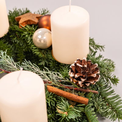 Dekorierter Adventskranz mit Stumpenkerzen in Wollweiß, Nobilistanne, ca 30 cm Ø