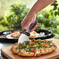 Weber® Original Pizzaschneider mit ergonomischem Griff, Klingendurchmesser 10 cm
