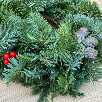 Adventskranz, Mix-Grün mit roten Beeren, halbrund gebunden, ca. 25 cm Ø Adventskranz, Mix-Grün mit roten Beeren, halbrund gebunden, ca. 25 cm Ø