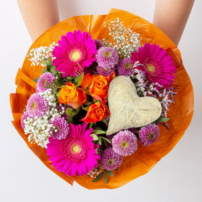 Blumenstrauß 'Orange meets Pink' inkl. Herzstecker natur, handgebunden, Größe M Blumenstrauß 'Orange meets Pink' inkl. Herzstecker natur, handgebunden, Größe M