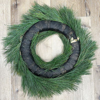 Seidenkiefer-Kranz, halbrund gebunden, ca. 30 cm Ø Seidenkiefer-Kranz, halbrund gebunden, ca. 30 cm Ø