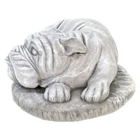 Liegende Bulldogge auf Sockel, Steinguss, ca. 14 x 38 x 25 cm