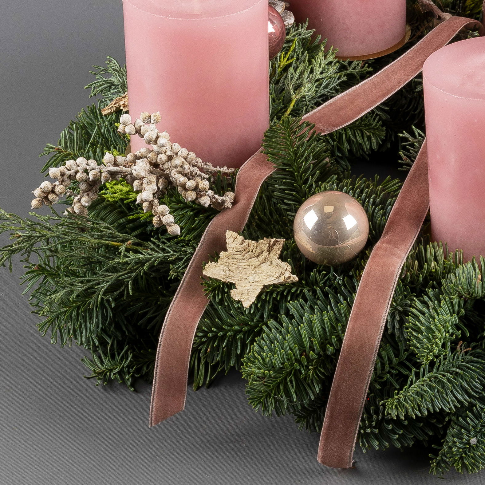 Dekorierter Adventskranz mit Kerzen in Antikrosa, Mix-Grün, ca. 35 cm Ø