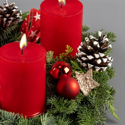 Dekorierter Adventskranz mit Kerzen in Rubinrot, Mix-Grün, ca. 35 cm Ø