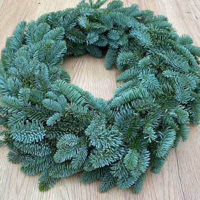 Adventskranz, Nobilistanne, halbrund gebunden, ca. 35 cm Ø Adventskranz, Nobilistanne, halbrund gebunden, ca. 35 cm Ø