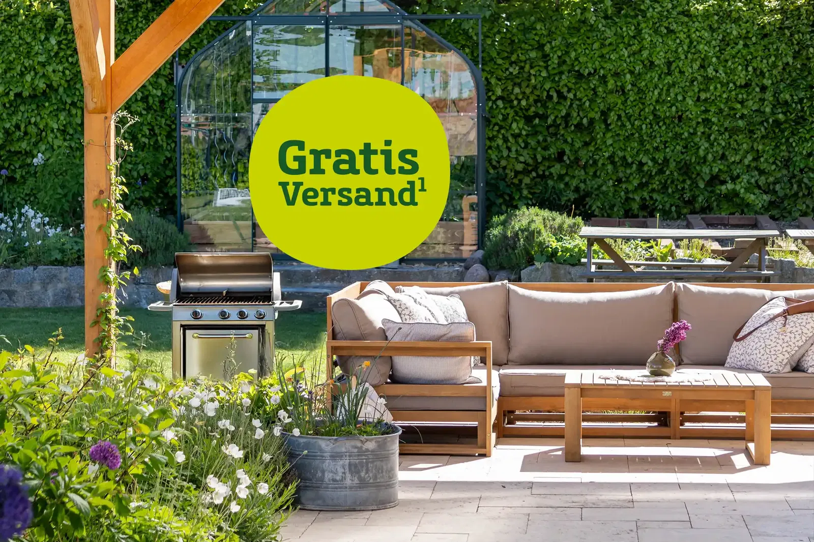 Terrasse mit Gartenlounge und Grill mit dem Hinweis auf gratis Versand