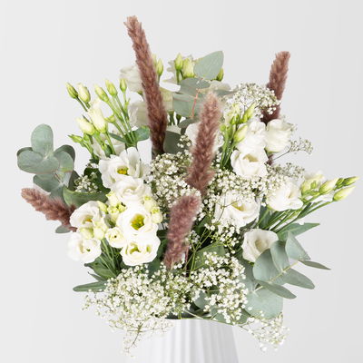 Weißer Schnittblumen-Mix mit Lisianthus & Pampasgras Weißer Schnittblumen-Mix mit Lisianthus & Pampasgras