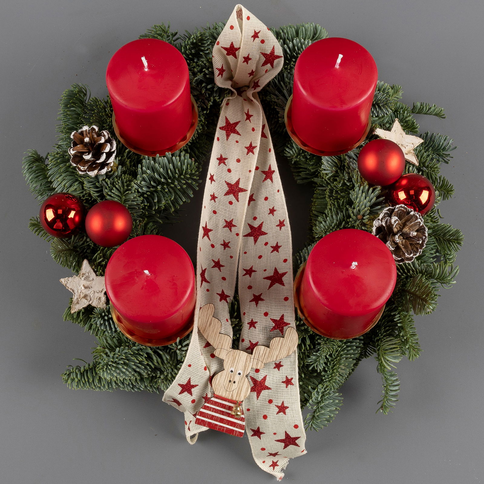 Dekorierter Adventskranz mit Stumpenkerzen in Rot, Nobilistanne, ca. 30 cm Ø