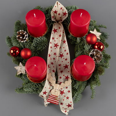 Dekorierter Adventskranz mit Stumpenkerzen in Rot, Nobilistanne, ca. 30 cm Ø