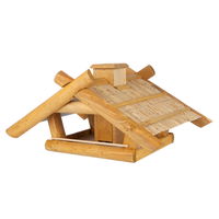Vogelhaus mit Strohdach und Futterkamin
