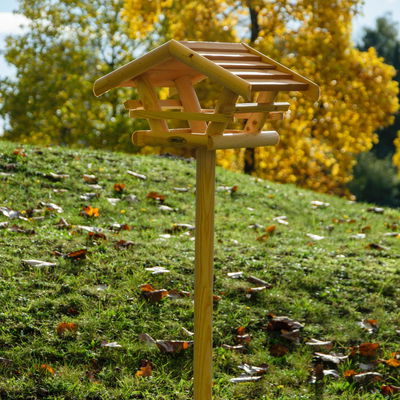 Futterhaus 'Berni' inkl. Ständer, bernsteinfarben, Kiefernholz Futterhaus 'Berni' inkl. Ständer, bernsteinfarben, Kiefernholz