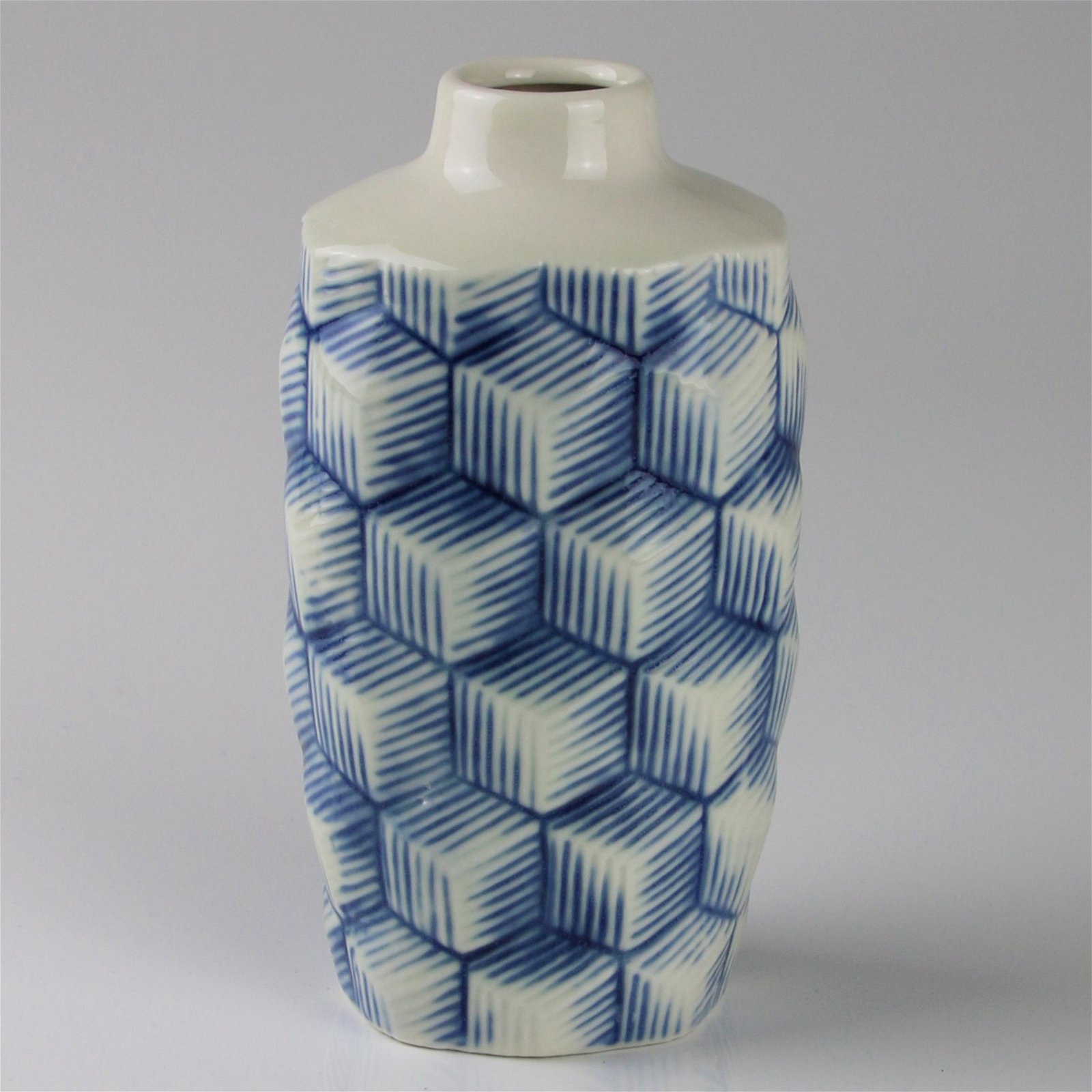 Keramikvase mit Rautenmuster, blau-weiß, 8 x 9 x H 17 cm