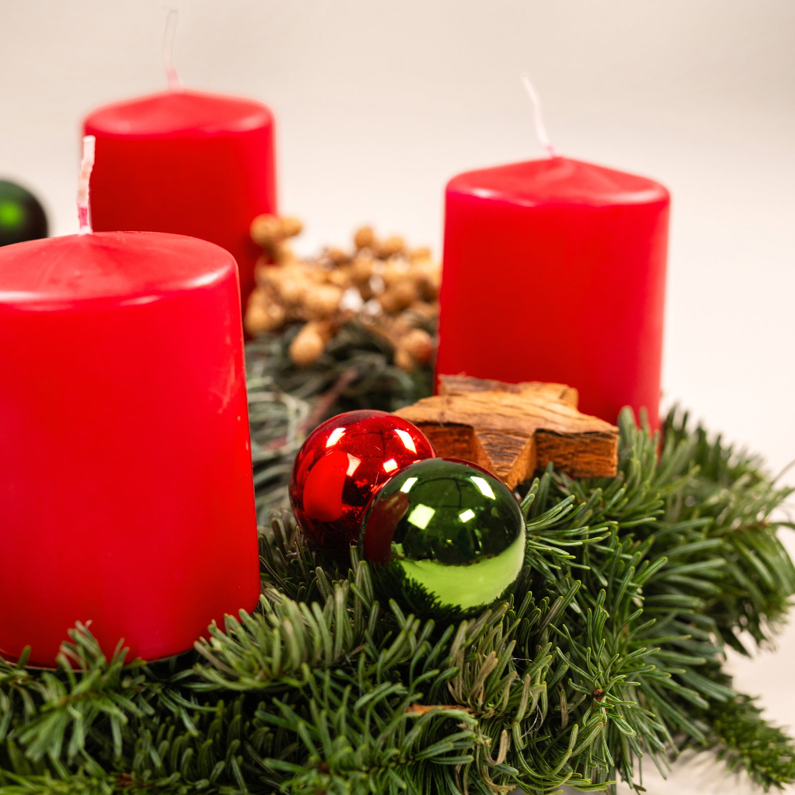 Dekorierter Adventskranz mit Stumpenkerzen in Rot, Nobilistanne, ca. 30 cm Ø Dekorierter Adventskranz mit Stumpenkerzen in Rot, Nobilistanne, ca. 30 cm Ø