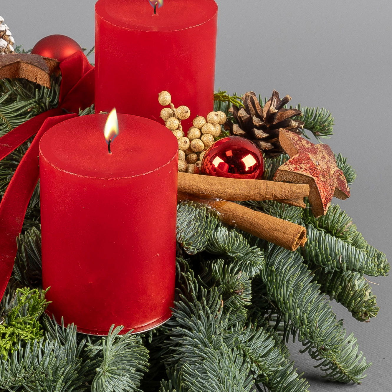 Dekorierter Adventskranz mit Kerzen in Rubinrot, Mix-Grün, ca. 35 cm Ø