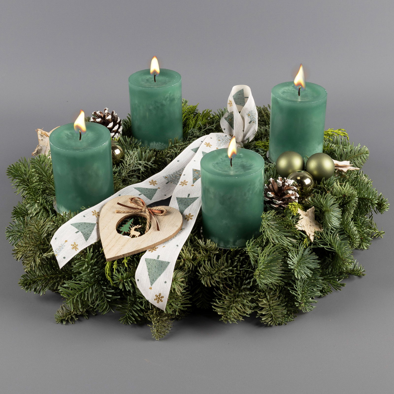 Dekorierter Adventskranz mit Kerzen in Smaragdgrün, Mix-Grün, ca. 35 cm Ø
