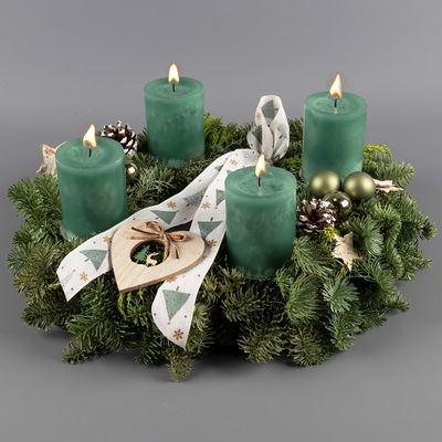 Dekorierter Adventskranz mit Kerzen in Smaragdgrün, Mix-Grün, ca. 35 cm Ø