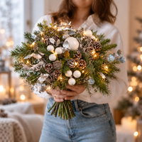 Blumenstrauß 'Funkelnde Winterzeit' inkl. Lichterkette, handgebunden Blumenstrauß 'Funkelnde Winterzeit' inkl. Lichterkette, handgebunden