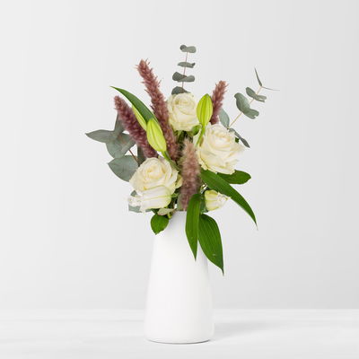 Weißer Schnittblumen-Mix mit Lilien, Rosen & Pampasgras Weißer Schnittblumen-Mix mit Lilien, Rosen & Pampasgras