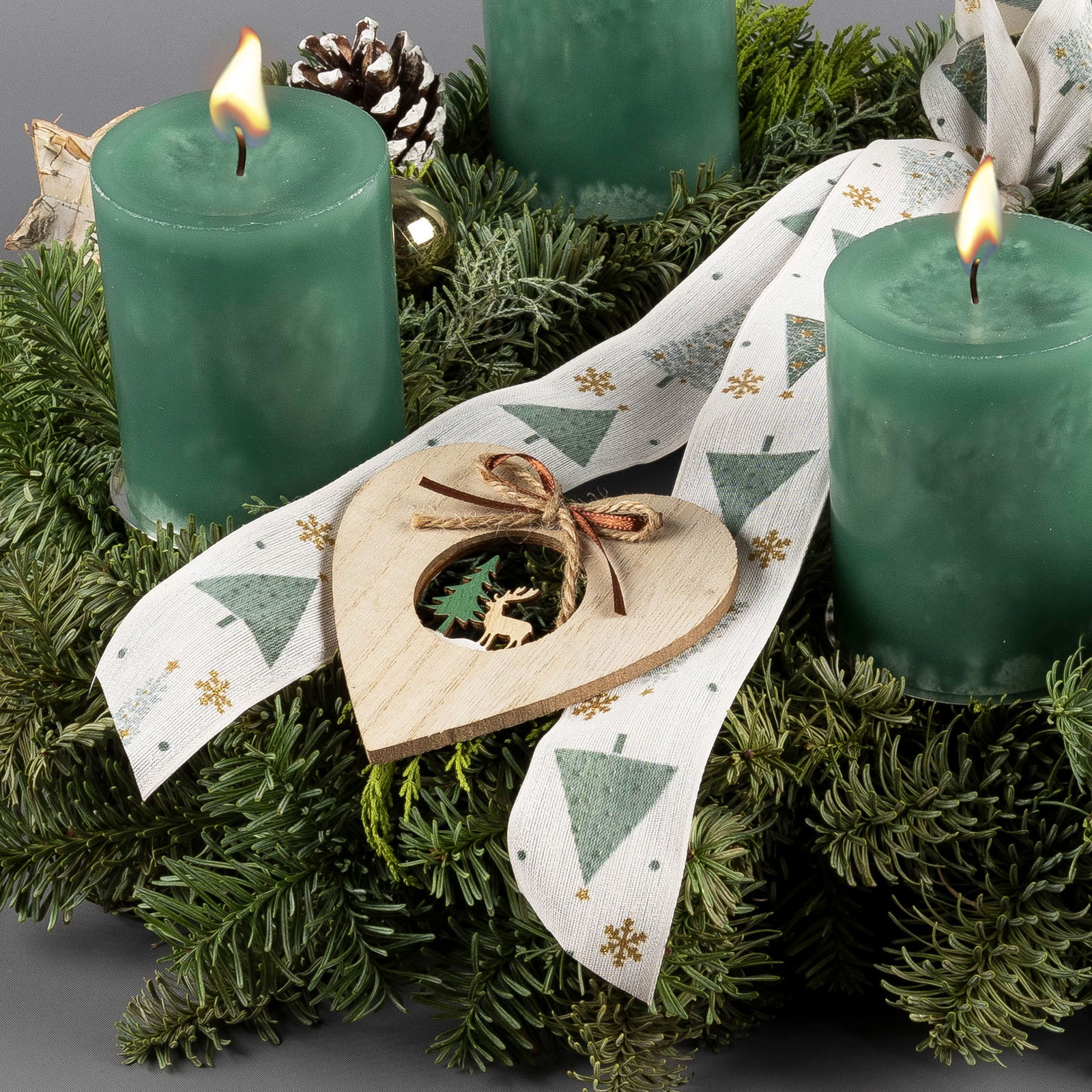 Dekorierter Adventskranz mit Kerzen in Smaragdgrün, Mix-Grün, ca. 35 cm Ø