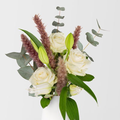 Weißer Schnittblumen-Mix mit Lilien, Rosen & Pampasgras Weißer Schnittblumen-Mix mit Lilien, Rosen & Pampasgras