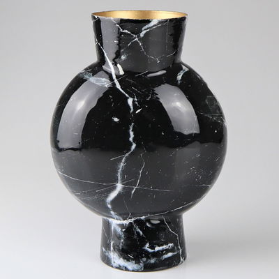Vase, schwarz marmoriert, Metall, Höhe ca. 23 x 17,5 x 8,5 cm Vase, schwarz marmoriert, Metall, Höhe ca. 23 x 17,5 x 8,5 cm