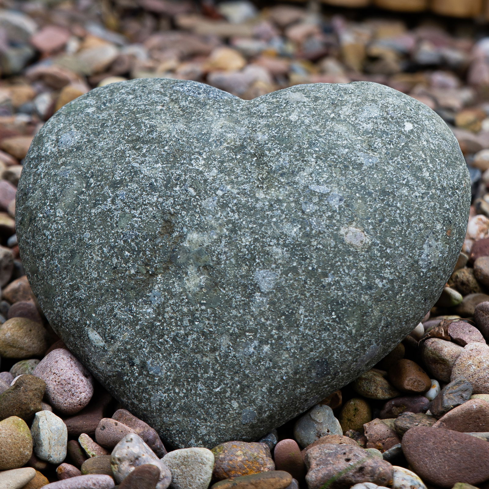 Naturstein in Herzform, grau, ca. 25 x 26 x 9 cm