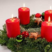 Dekorierter Adventskranz mit Stumpenkerzen in Rot, Nobilistanne, ca. 30 cm Ø Dekorierter Adventskranz mit Stumpenkerzen in Rot, Nobilistanne, ca. 30 cm Ø