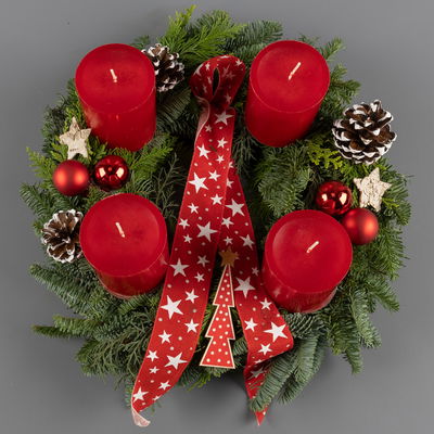 Dekorierter Adventskranz mit Kerzen in Rubinrot, Mix-Grün, ca. 35 cm Ø