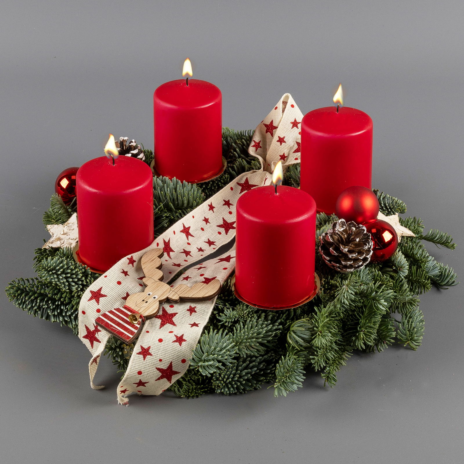 Dekorierter Adventskranz mit Stumpenkerzen in Rot, Nobilistanne, ca. 30 cm Ø