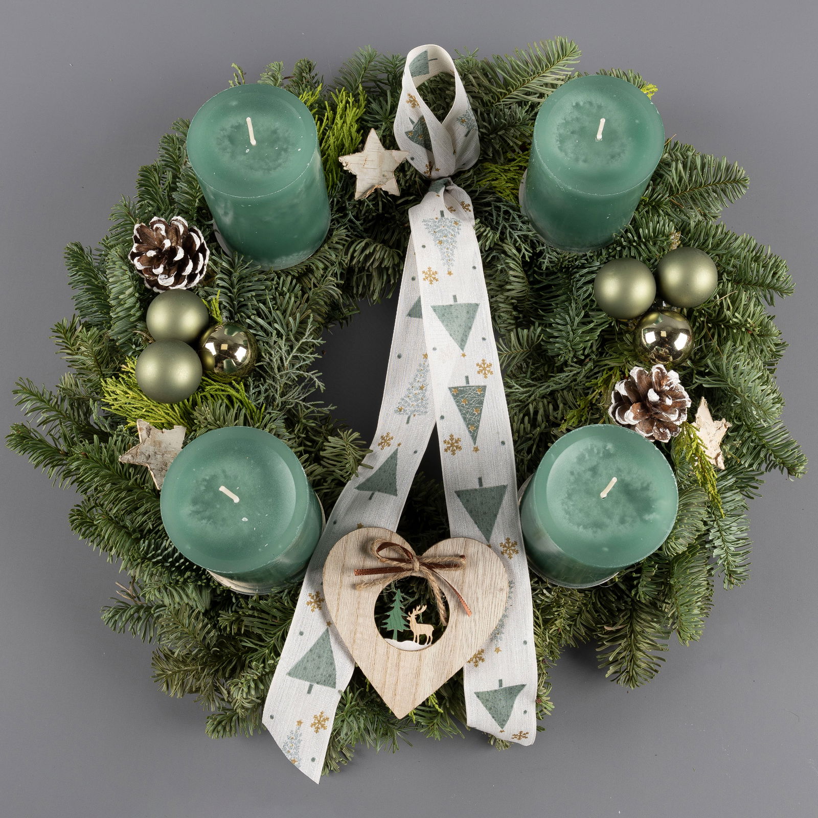 Dekorierter Adventskranz mit Kerzen in Smaragdgrün, Mix-Grün, ca. 35 cm Ø