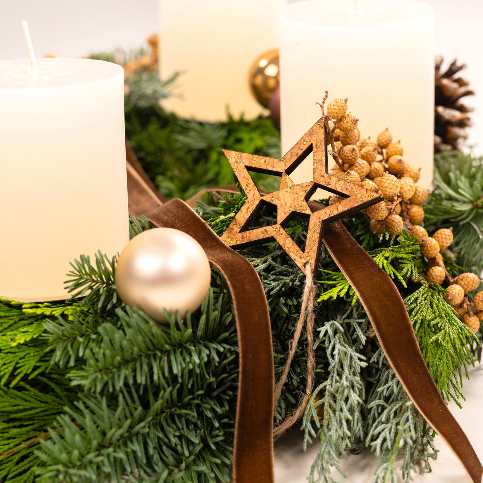 Dekorierter Adventskranz mit Kerzen in Wollweiß, Mix-Grün, ca. 35 cm Ø Dekorierter Adventskranz mit Kerzen in Wollweiß, Mix-Grün, ca. 35 cm Ø