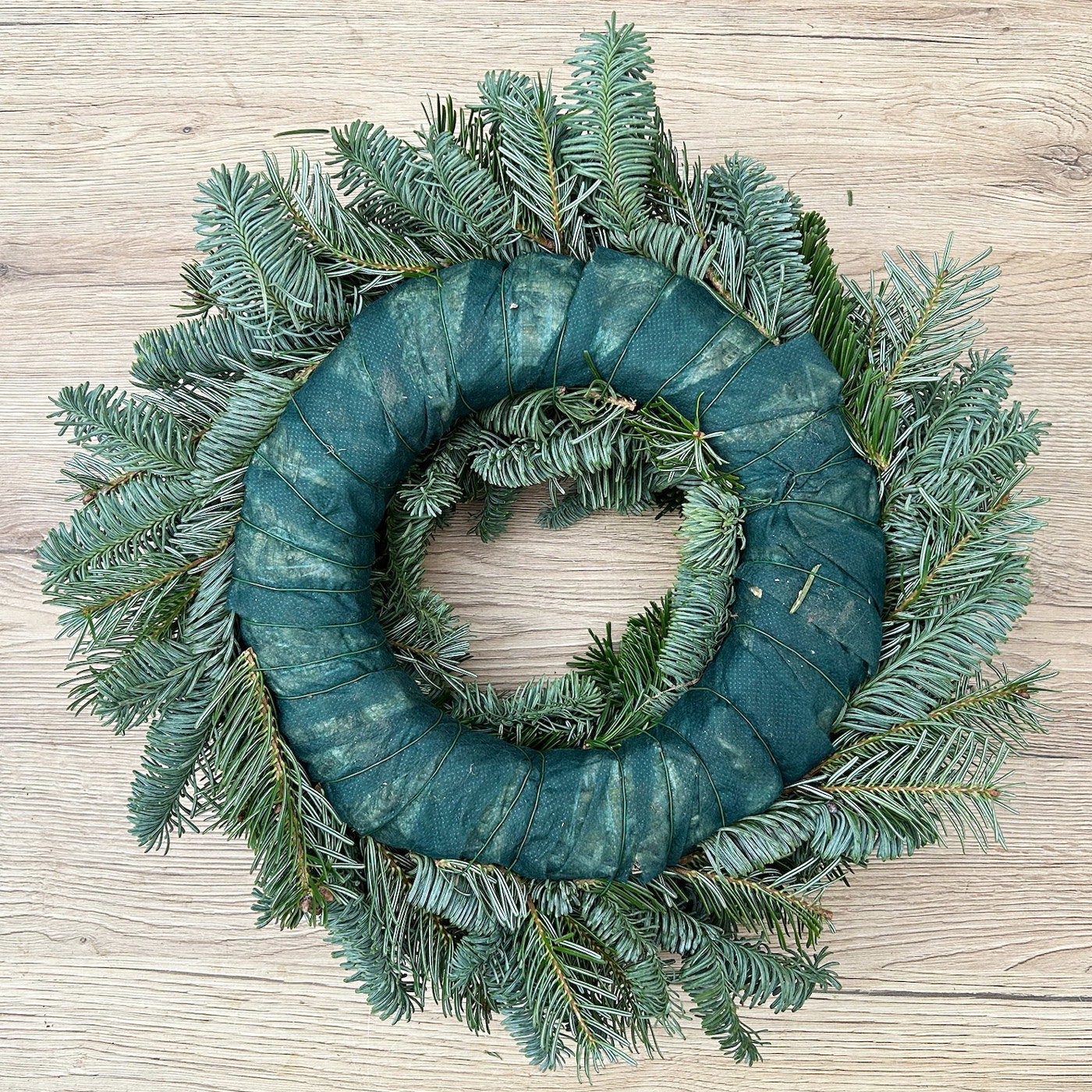 Adventskranz, Mixgrün, halbrund gebunden, ca. 30 cm Ø Adventskranz, Mixgrün, halbrund gebunden, ca. 30 cm Ø