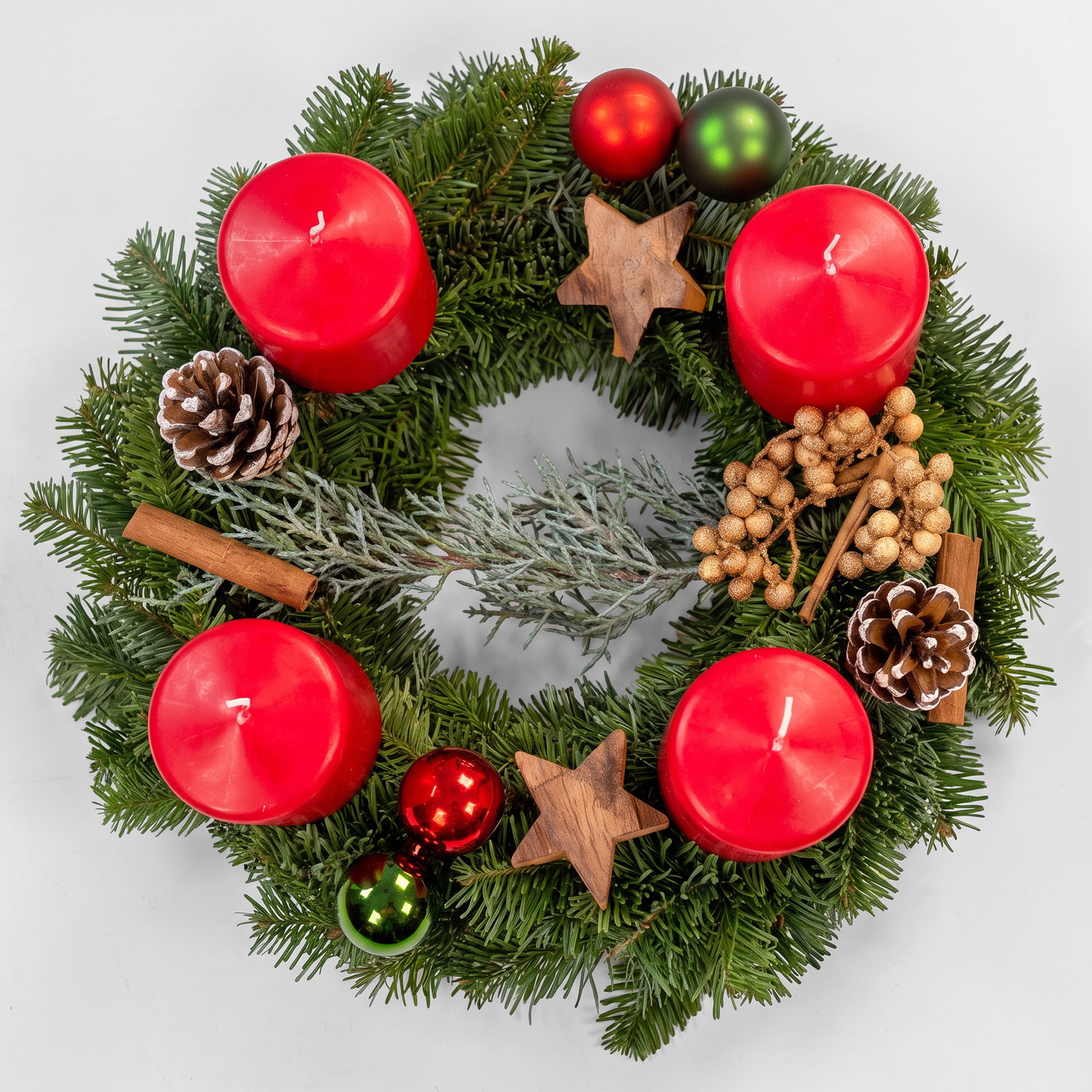 Dekorierter Adventskranz mit Stumpenkerzen in Rot, Nobilistanne, ca. 30 cm Ø Dekorierter Adventskranz mit Stumpenkerzen in Rot, Nobilistanne, ca. 30 cm Ø