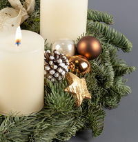 Dekorierter Adventskranz mit Kerzen in Wollweiß, Mix-Grün, ca. 35 cm Ø