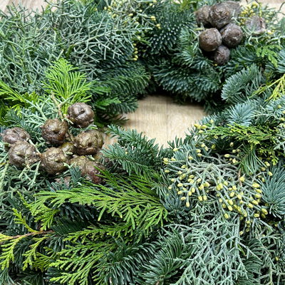 Adventskranz, Mix-Grün, halbrund gebunden, ca. 35 cm Ø Adventskranz, Mix-Grün, halbrund gebunden, ca. 35 cm Ø