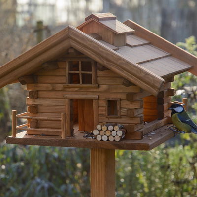 Vogelfutterhaus 'Almhütte 2.0' inkl. Ständer, braun, Holz Vogelfutterhaus 'Almhütte 2.0' inkl. Ständer, braun, Holz