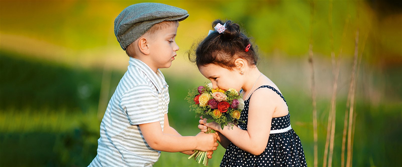 Blumensprache - Kleiner Junge schenkt Mädchen Blumen