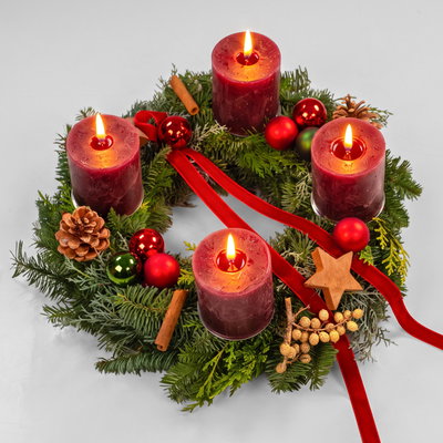 Dekorierter Adventskranz mit Kerzen in Karminrot, Mix-Grün, ca. 35 cm Ø Dekorierter Adventskranz mit Kerzen in Karminrot, Mix-Grün, ca. 35 cm Ø