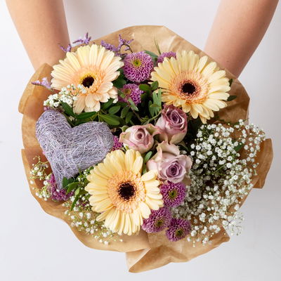 Blumenstrauß 'Apricot Attraction' inkl. Herzstecker lila, handgebunden, Größe M Blumenstrauß 'Apricot Attraction' inkl. Herzstecker lila, handgebunden, Größe M