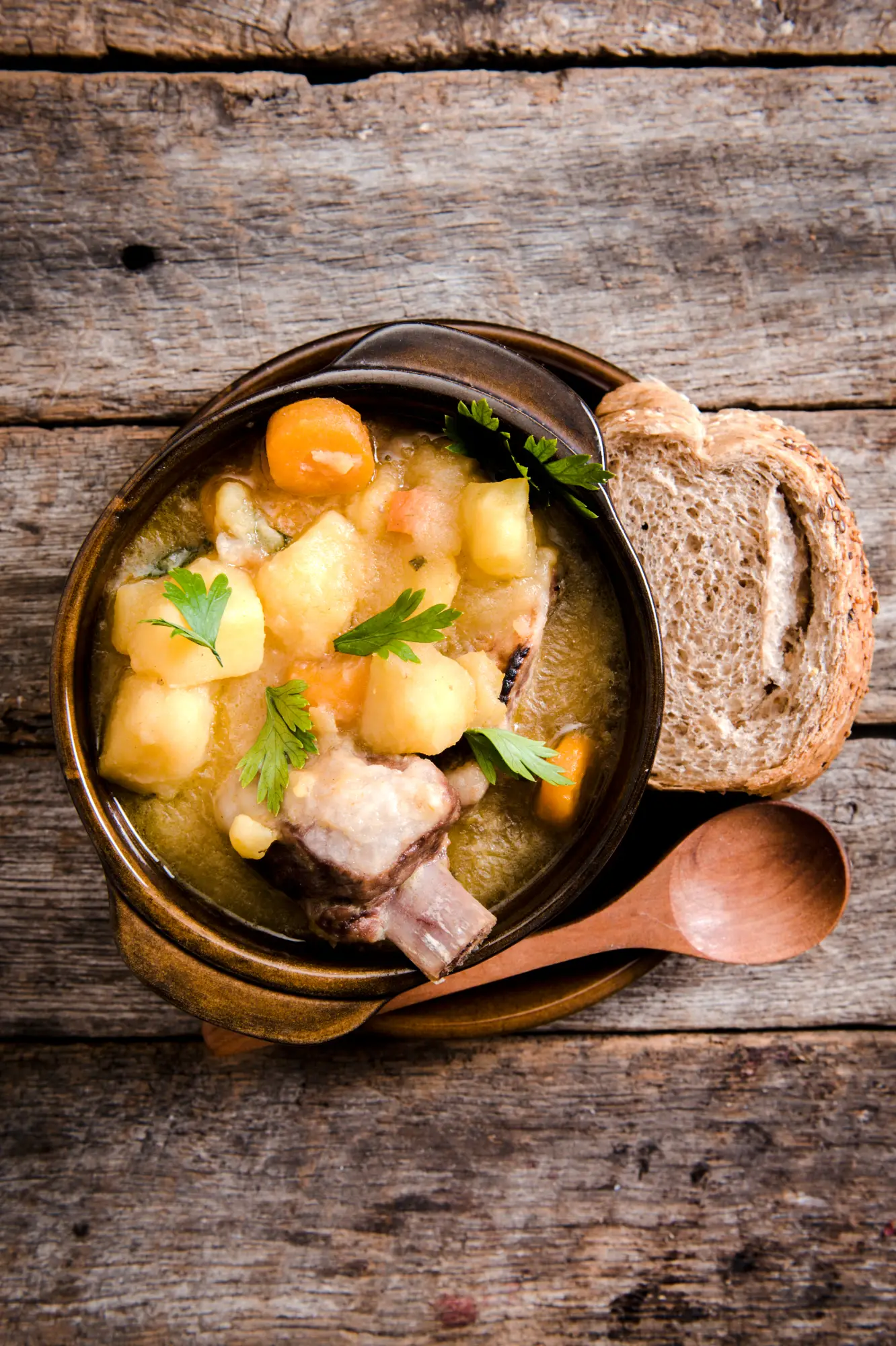 Minestrone-Gemüseeintopf mit Knoblauchgras