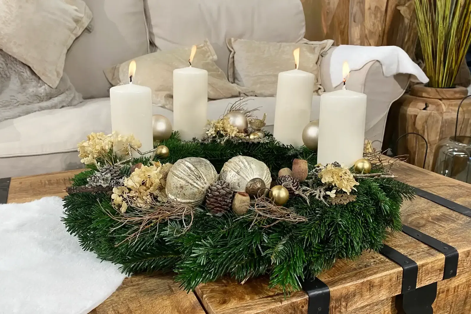 Dekorierter Adventskranz mit echten Kerzen Dekorierter Adventskranz mit echten Kerzen