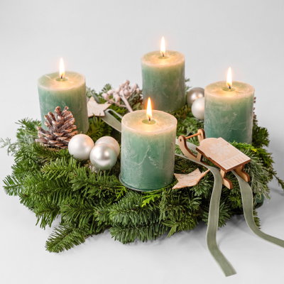 Dekorierter Adventskranz mit Kerzen in Smaragdgrün, Mix-Grün, ca. 35 cm Ø Dekorierter Adventskranz mit Kerzen in Smaragdgrün, Mix-Grün, ca. 35 cm Ø