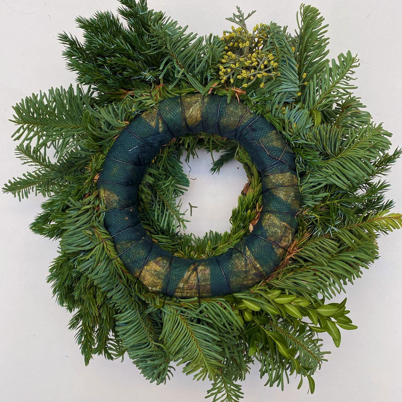 Adventskranz, Mix-Grün mit roten Beeren, halbrund gebunden, ca. 25 cm Ø