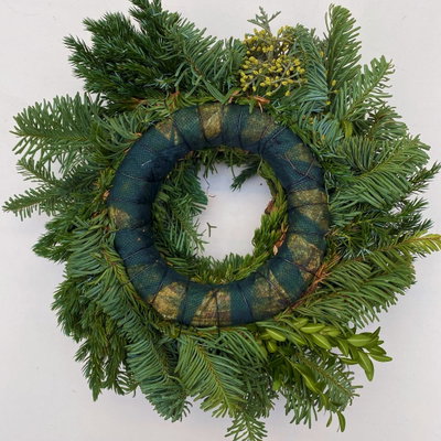 Adventskranz, Mix-Grün mit roten Beeren, halbrund gebunden, ca. 25 cm Ø Adventskranz, Mix-Grün mit roten Beeren, halbrund gebunden, ca. 25 cm Ø
